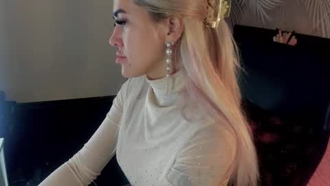 Snapshot of kiramagnolia chatting on November 2, 2025, 1:52 am Kira online show from November 2, 2025, 1:52 am