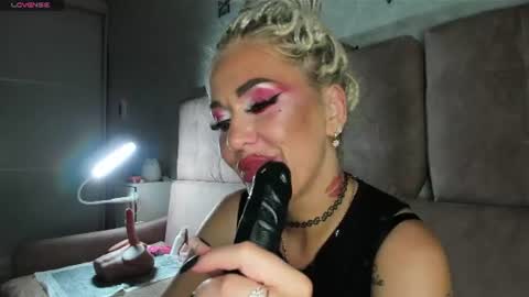 Kira online show from July 5, 2026, 8:05 pm
