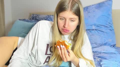 Kira online show from January 8, 2026, 7:49 pm