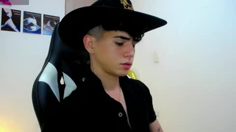 kiss_whitee online show from September 23, 2025, 12:02 am