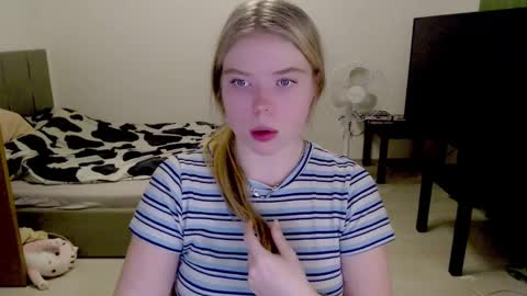 Snapshot of kitten_jenny01 chatting on December 1, 2024, 10:43 pm Jennyblonde and Emmabrunette online show from December 1, 2024, 10:43 pm