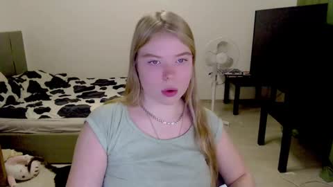 Snapshot of kitten_jenny01 chatting on December 4, 2024, 2:59 pm Jennyblonde and Emmabrunette online show from December 4, 2024, 2:59 pm