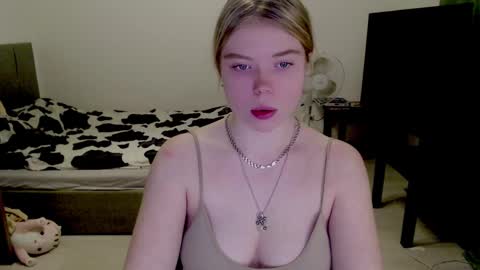 Snapshot of kitten_jenny01 chatting on December 6, 2024, 1:22 pm Jennyblonde and Emmabrunette online show from December 6, 2024, 1:22 pm