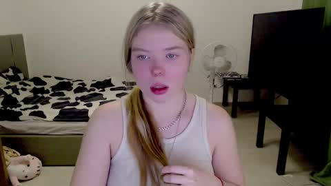 Snapshot of kitten_jenny01 chatting on December 8, 2024, 3:02 pm Jennyblonde and Emmabrunette online show from December 8, 2024, 3:02 pm