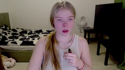 Snapshot of kitten_jenny01 chatting on December 8, 2024, 6:06 pm Jennyblonde and Emmabrunette online show from December 8, 2024, 6:06 pm