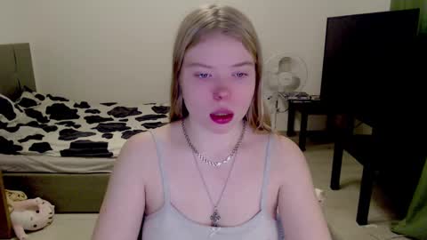 Snapshot of kitten_jenny01 chatting on December 9, 2024, 3:07 am Jennyblonde and Emmabrunette online show from December 9, 2024, 3:07 am