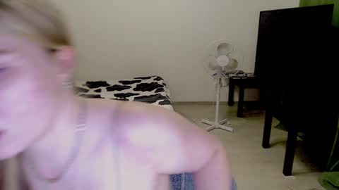 Snapshot of kitten_jenny01 chatting on December 12, 2024, 3:59 pm Jennyblonde and Emmabrunette online show from December 12, 2024, 3:59 pm