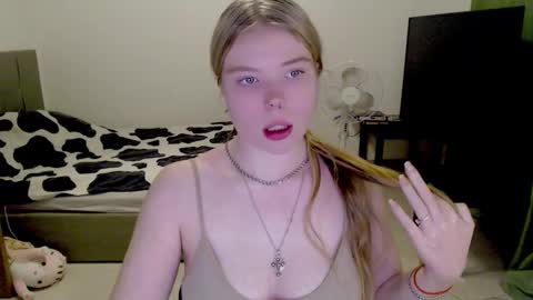 Snapshot of kitten_jenny01 chatting on December 12, 2024, 7:04 pm Jennyblonde and Emmabrunette online show from December 12, 2024, 7:04 pm