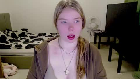 Snapshot of kitten_jenny01 chatting on December 13, 2024, 7:15 am Jennyblonde and Emmabrunette online show from December 13, 2024, 7:15 am