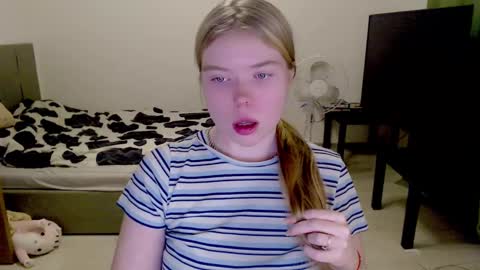 Snapshot of kitten_jenny01 chatting on December 15, 2024, 1:13 am Jennyblonde and Emmabrunette online show from December 15, 2024, 1:13 am