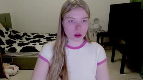 Snapshot of kitten_jenny01 chatting on December 17, 2024, 2:22 pm Jennyblonde and Emmabrunette online show from December 17, 2024, 2:22 pm