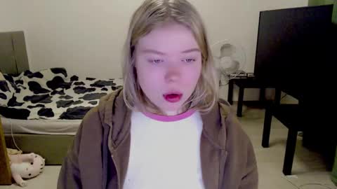 Snapshot of kitten_jenny01 chatting on December 18, 2024, 3:37 am Jennyblonde and Emmabrunette online show from December 18, 2024, 3:37 am