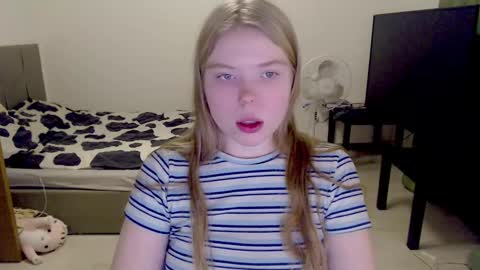 Snapshot of kitten_jenny01 chatting on December 24, 2024, 3:47 pm Jennyblonde and Emmabrunette online show from December 24, 2024, 3:47 pm