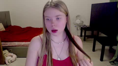 Snapshot of kitten_jenny01 chatting on February 4, 2025, 9:20 pm Jennyblonde and Emmabrunette online show from February 4, 2025, 9:20 pm