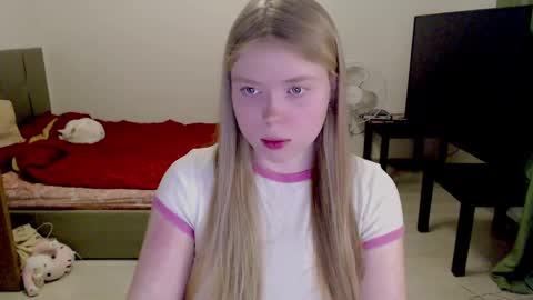 Snapshot of kitten_jenny01 chatting on February 5, 2025, 8:35 pm Jennyblonde and Emmabrunette online show from February 5, 2025, 8:35 pm