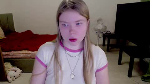 Snapshot of kitten_jenny01 chatting on February 7, 2025, 7:59 pm Jennyblonde and Emmabrunette online show from February 7, 2025, 7:59 pm