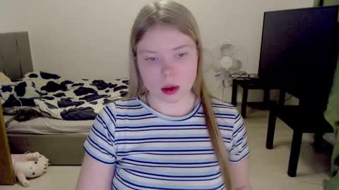 Snapshot of kitten_jenny01 chatting on February 21, 2025, 9:54 pm Jennyblonde and Emmabrunette online show from February 21, 2025, 9:54 pm