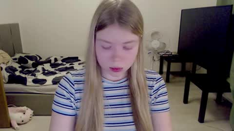 Snapshot of kitten_jenny01 chatting on March 3, 2025, 10:42 pm Jennyblonde and Emmabrunette online show from March 3, 2025, 10:42 pm