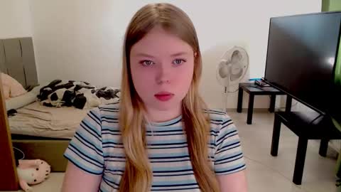 Snapshot of kitten_jenny01 chatting on September 30, 2025, 11:37 am Jennyblonde and Emmabrunette online show from September 30, 2025, 11:37 am
