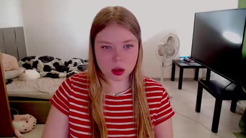 Snapshot of kitten_jenny01 chatting on October 2, 2025, 12:01 pm Jennyblonde and Emmabrunette online show from October 2, 2025, 12:01 pm