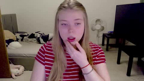 Snapshot of kitten_jenny01 chatting on November 11, 2025, 3:45 pm Jennyblonde and Emmabrunette online show from November 11, 2025, 3:45 pm