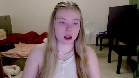 Snapshot of kitten_jenny01 chatting on January 7, 2026, 3:14 pm Jennyblonde and Emmabrunette online show from January 7, 2026, 3:14 pm
