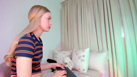 Snapshot of kitty__sophie chatting on November 3, 2025, 3:57 pm sophie online show from November 3, 2025, 3:57 pm