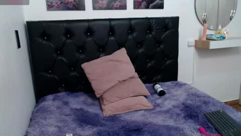 Snapshot of kitty_f00x chatting on April 19, 2026, 7:27 pm kitty_f00x online show from April 19, 2026, 7:27 pm