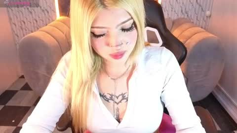 kitty_fox_b online show from April 29, 2026, 1:37 pm