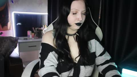 Snapshot of kitty_goth chatting on June 19, 2026, 10:13 pm Hey Im Ellie if you like me and like my show give me a thumbs up hehe online show from June 19, 2026, 10:13 pm