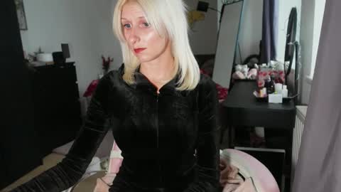 Snapshot of kittysxkat chatting on November 25, 2025, 12:16 pm kittysxkat online show from November 25, 2025, 12:16 pm