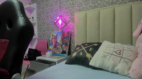  K I T T  Y  online show from February 13, 2025, 11:17 am