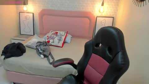  K I T T  Y  online show from December 5, 2025, 12:25 pm