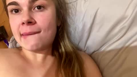 Snapshot of kiwihoneys69 chatting on December 18, 2025, 11:49 am kiwihoneys69 online show from December 18, 2025, 11:49 am