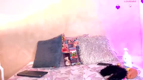 Snapshot of kloee_12 chatting on November 10, 2025, 7:35 pm K L O E online show from November 10, 2025, 7:35 pm