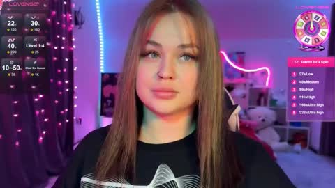 Mia online show from November 30, 2025, 2:21 pm