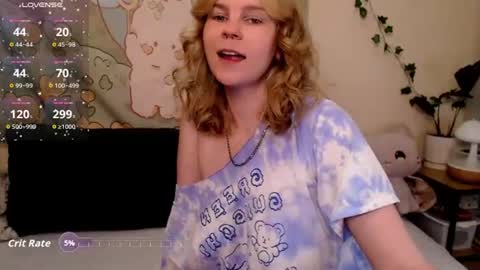 Snapshot of komorebbi chatting on June 18, 2026, 11:31 pm Marta online show from June 18, 2026, 11:31 pm