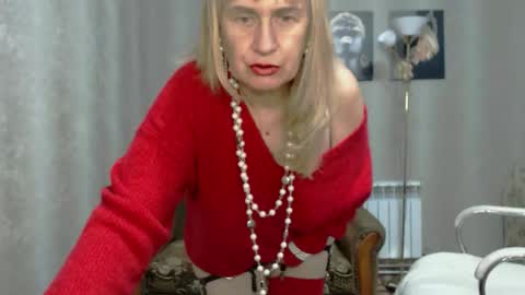 Snapshot of koroleva70 chatting on October 1, 2025, 5:30 pm VIKA online show from October 1, 2025, 5:30 pm