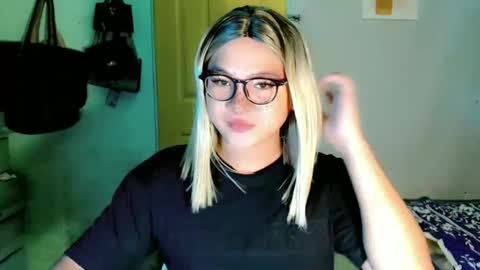 Snapshot of krezikeed chatting on May 4, 2026, 7:37 am krezikeed online show from May 4, 2026, 7:37 am