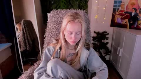 kris_grant online show from December 5, 2025, 10:35 am