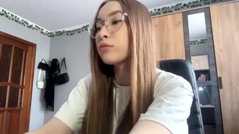 Mila online show from April 25, 2026, 10:18 am
