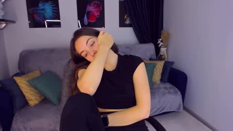 Snapshot of kristinalevis chatting on December 6, 2024, 7:34 pm Kristina online show from December 6, 2024, 7:34 pm