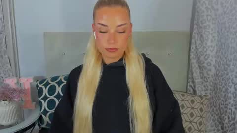 Snapshot of kristyflowers chatting on June 14, 2026, 7:05 pm KristyFlowers online show from June 14, 2026, 7:05 pm
