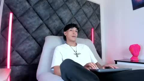 Kroy Wave  Muscle Tattoos Latino online show from August 8, 2026, 3:52 am