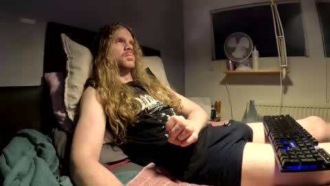 Snapshot of krullz123 chatting on December 15, 2025, 10:58 pm Krullz online show from December 15, 2025, 10:58 pm