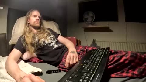 Snapshot of krullz123 chatting on January 15, 2026, 12:26 am Krullz online show from January 15, 2026, 12:26 am