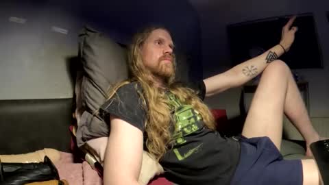 Snapshot of krullz123 chatting on April 7, 2026, 10:42 pm Krullz online show from April 7, 2026, 10:42 pm