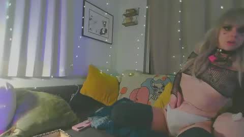 Snapshot of krystalvenison chatting on December 17, 2025, 1:28 pm krystalvenison online show from December 17, 2025, 1:28 pm