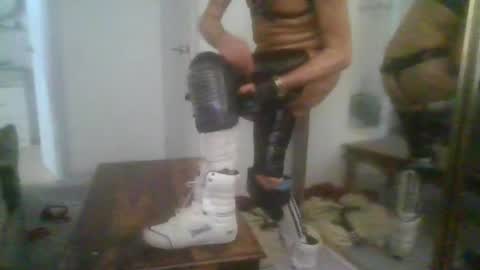 Snapshot of kylestrips4youq chatting on April 14, 2026, 9:37 am kylestrips4youq online show from April 14, 2026, 9:37 am