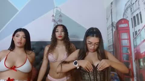 kylie_jenner18 online show from November 18, 2025, 2:43 pm